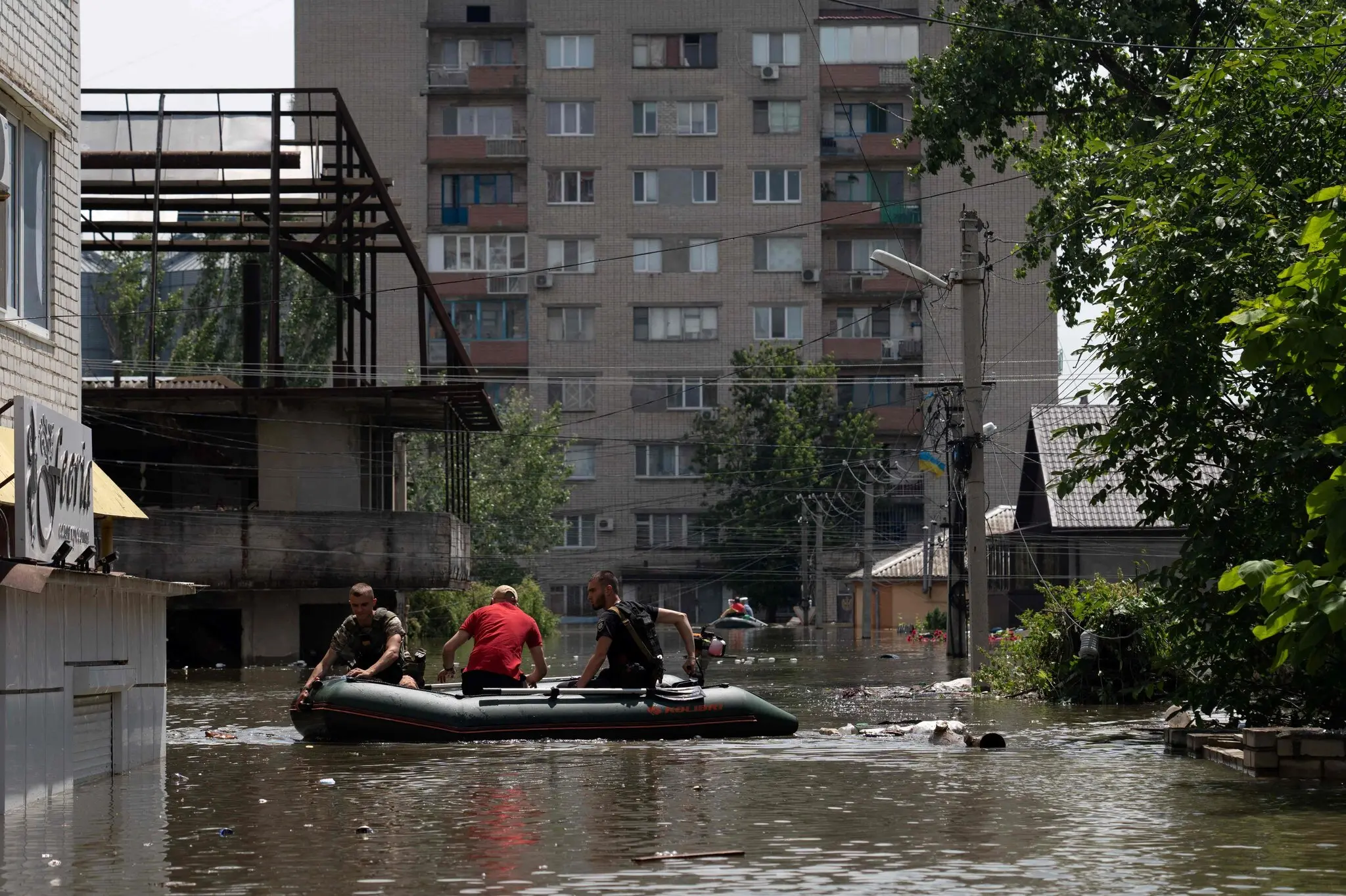Велика частина південноукраїнського міста Херсон залишилася під водою в середу після руйнування Каховської дамби на річці Дніпро